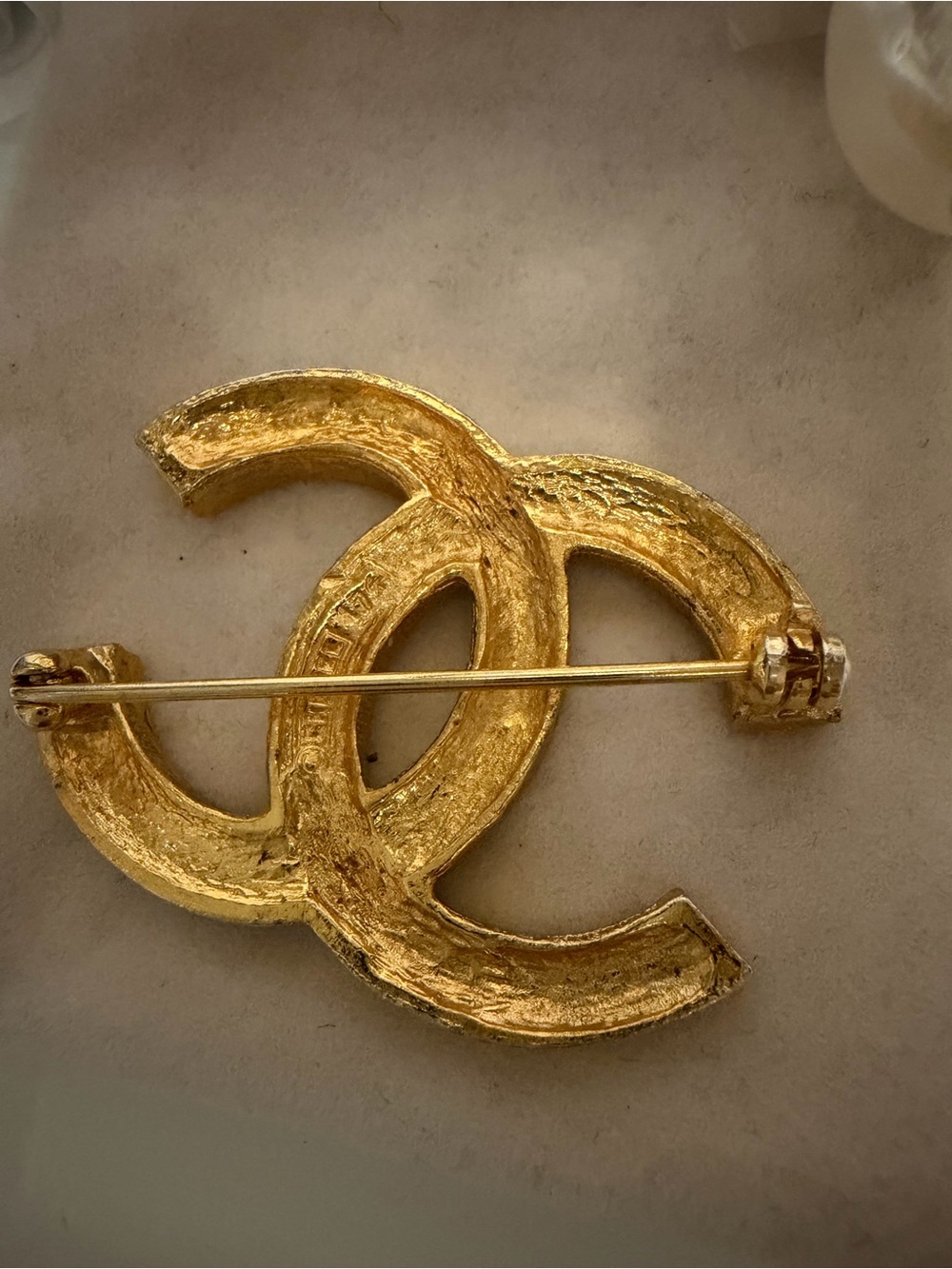Authentic CHANEL CC gold plated Brooch with free Faux Pearl Hair Pins and COA💛 - Picture 7 of 12